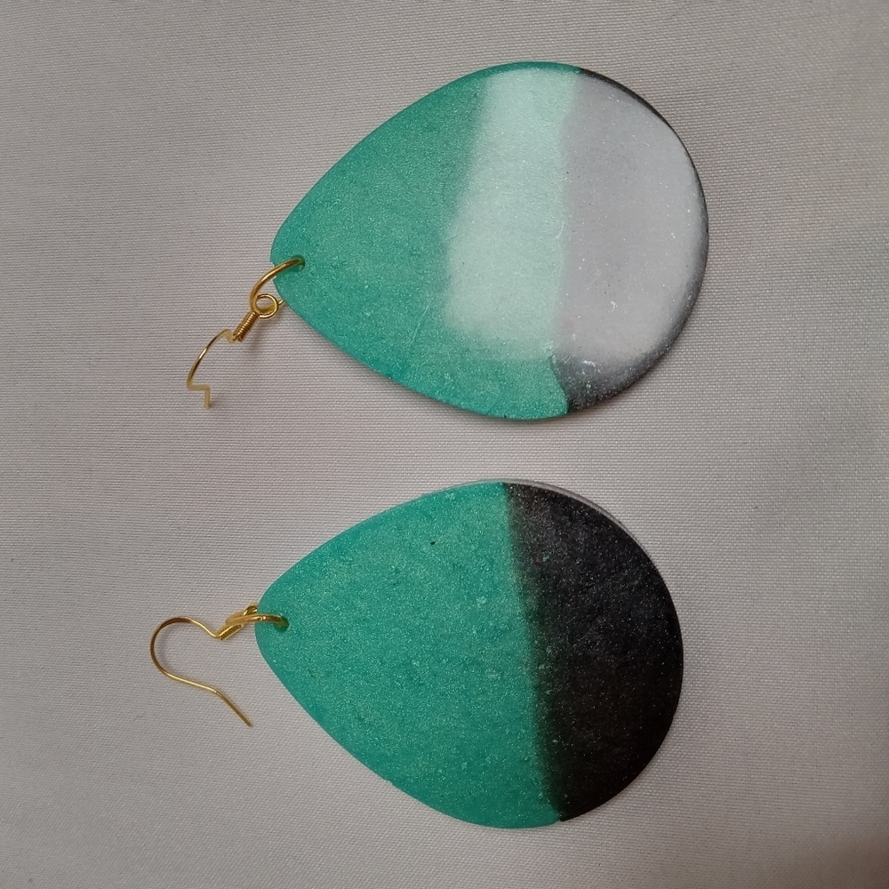 Elegant Green and Black Teardrop Earrings - Picture 5 of 5